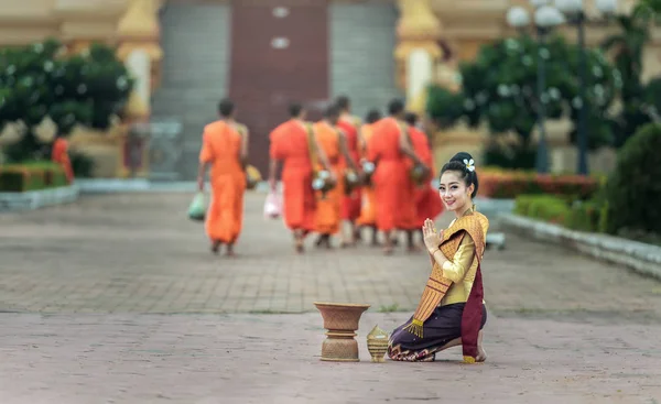 Frau schenkt buddhistischem Mönch Opfergaben — Stockfoto