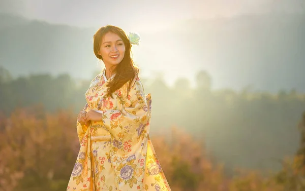 Atraente asiático mulher vestindo tradicional japonês quimono — Fotografia de Stock