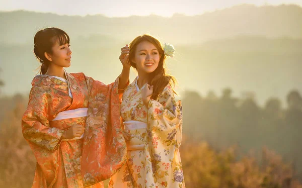 Attraktiva asiatisk kvinna klädd i traditionell japansk kimono — Stockfoto