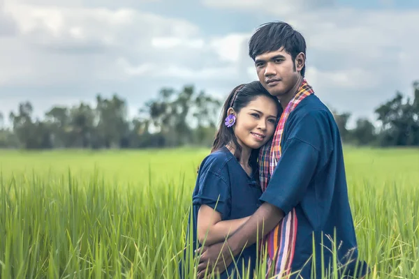 Par bonde i bonden kostym med på risfält — Stockfoto