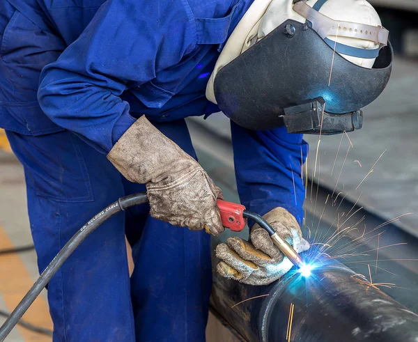 Trabajador de soldadura industrial en la fábrica — Foto de Stock