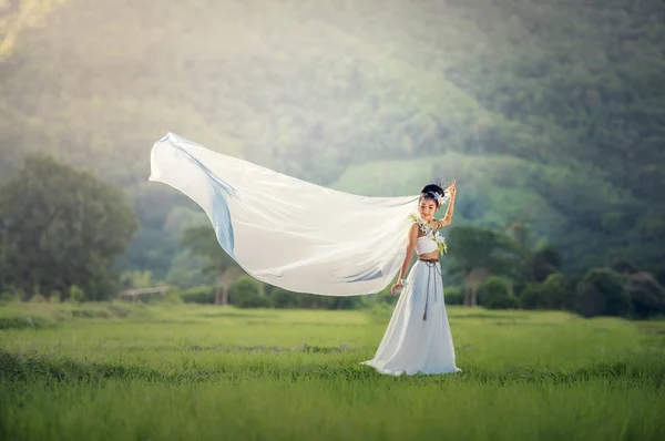 Noiva em campo — Fotografia de Stock