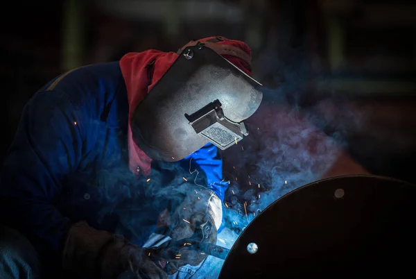 Trabajador de soldadura industrial en la fábrica — Foto de Stock