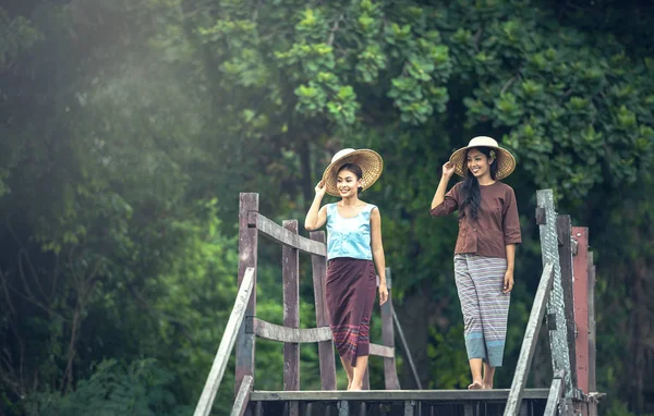 Pueblo tailandés, mujer trabajadora en el campo — Foto de Stock