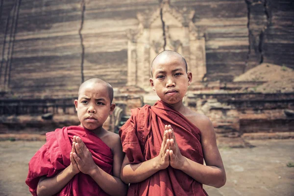 佛教新手祈祷在 Mingun Pahtodawgyi （Mingun 巴耶利巴) — 图库照片