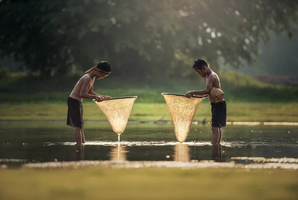 Asya çocuklar gölde balık tutma — Stok fotoğraf