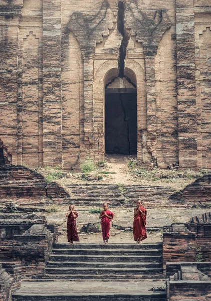 Buddhistické začínajícího modlit v destinaci Mingun Pahtodawgyi — Stock fotografie