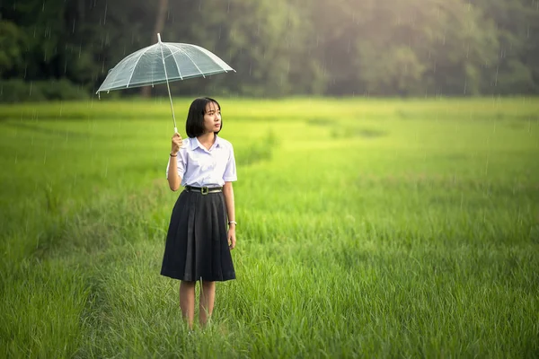 Fille sous un parapluie sous la pluie — Photo