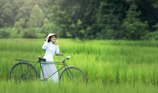 Belle femme Vietnam culture traditionnelle — Photo