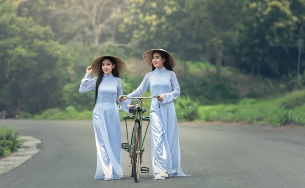 Hermosa mujer Vietnam cultura tradicional — Foto de Stock