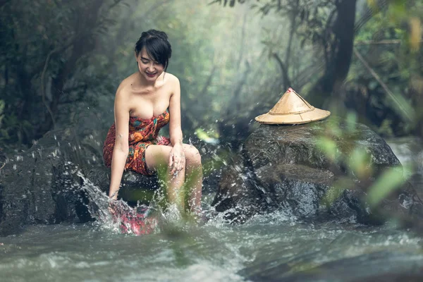 Asiatique femme sexy se baigner dans le ruisseau, Thaïlande — Photo