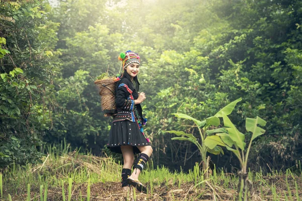 Karens dívka s tradiční oblečení — Stock fotografie