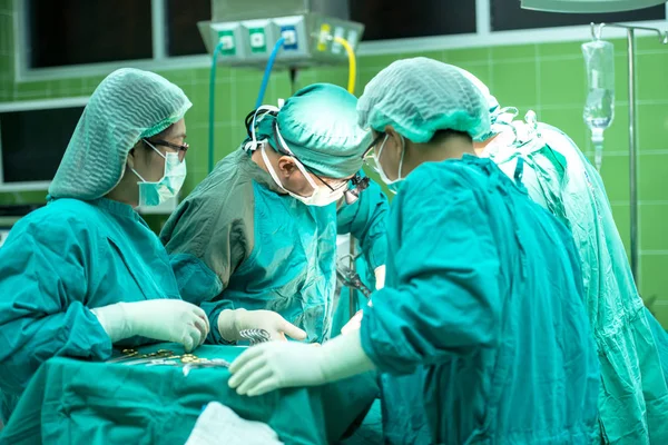 Sebészek a munkahelyen tevékenykedő sebészeti színházi csoport. — Stock Fotó