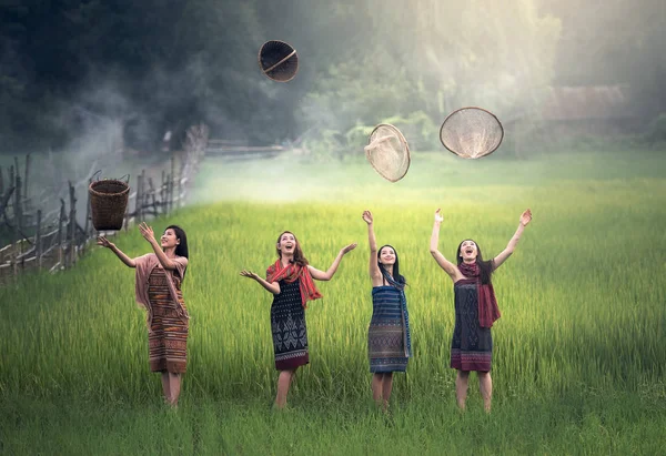 Mujer campesina tailandesa feliz en el campo de Tailandia —  Fotos de Stock