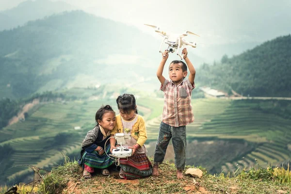 Niños que vuelan con aviones teledirigidos o que vuelan bajo control remoto en el campo de Vietnam —  Fotos de Stock