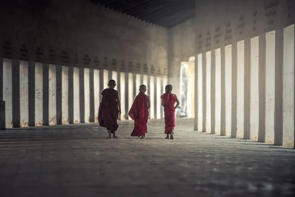 Buddhistiska nybörjare går i templet, Myanmar — Stockfoto