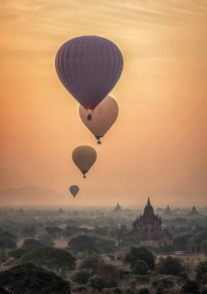 Balão de ar quente sobre a planície de Bagan na manhã enevoada, Mianmar — Fotografia de Stock