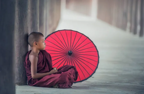 Mały mnich Myanmar siedzi w klasztorze — Zdjęcie stockowe