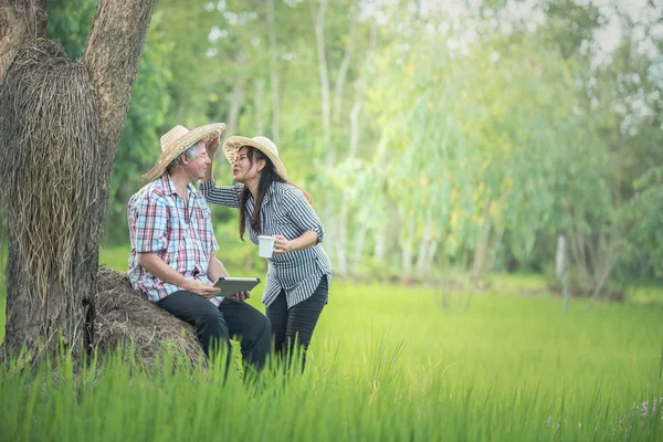 Happy old couple smiling in a park — Stock Photo, Image