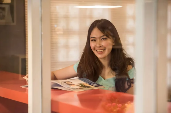 Užijte si v kavárně mladí bokovky žena odpočinku úsměv — Stock fotografie