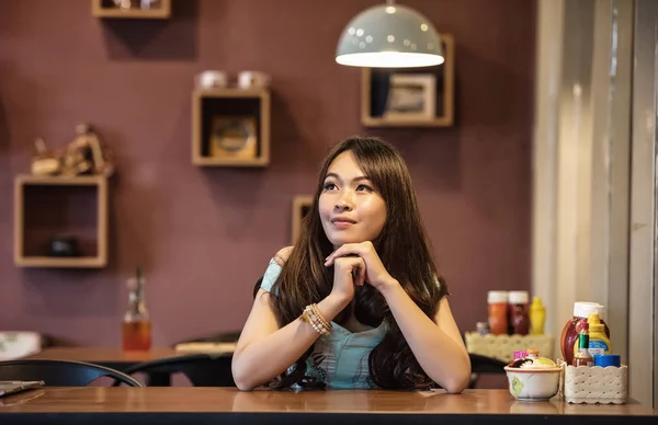 Eftertänksam kvinna sitter ensam på restaurang — Stockfoto