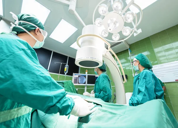 Sebészcsapat műtik egy sebészeti szobában — Stock Fotó
