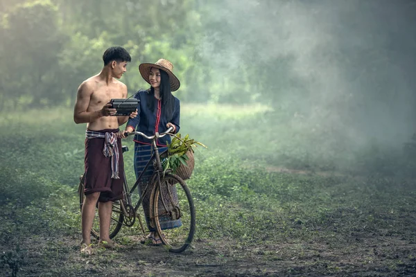 Thailändisches Bauernpaar, Landschaft von Thailand — Stockfoto