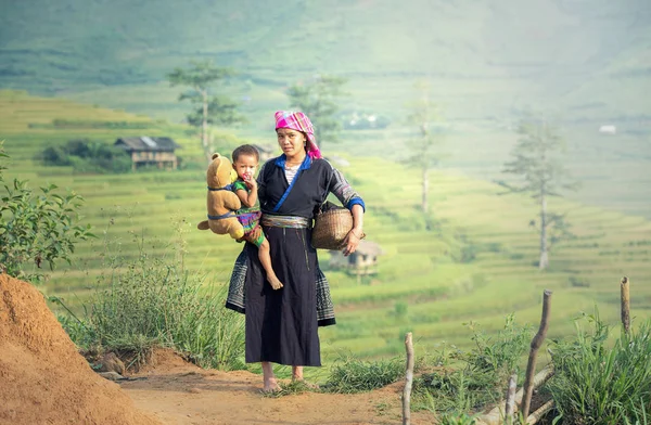 Madre e hija en terrazas de arroz — Foto de Stock