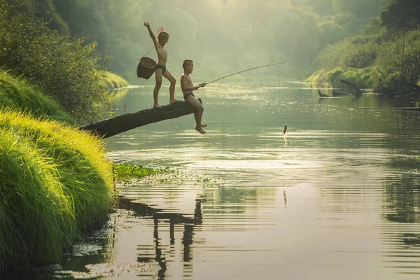 A fiú horgászik a folyónál. — Stock Fotó