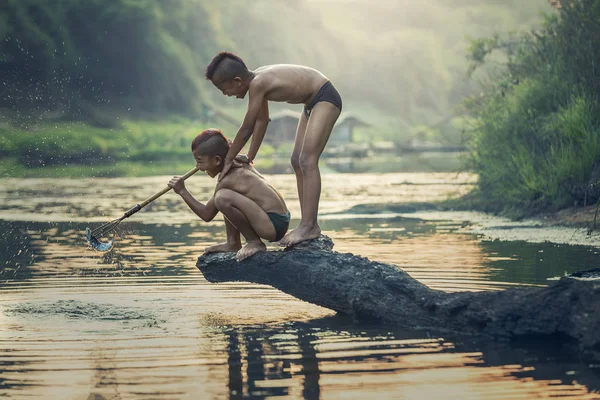 Ragazzo pesca al fiume — Foto Stock