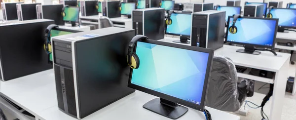 Salle de travail avec ordinateurs — Photo