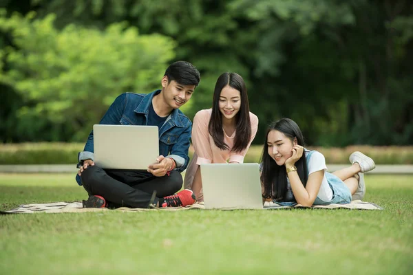 Grupa studentów szczęśliwy nastolatek gimnazjum na zewnątrz — Zdjęcie stockowe