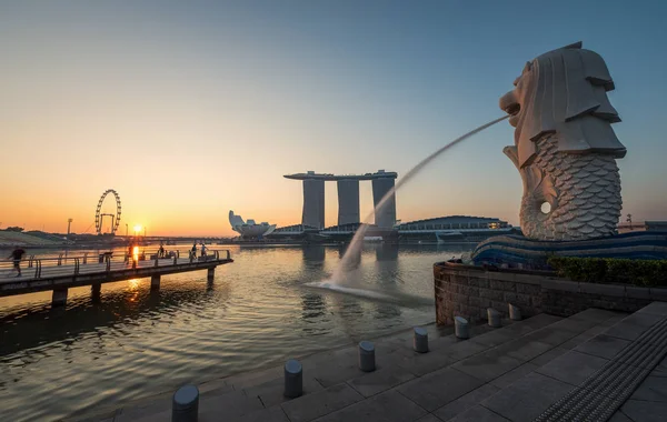 Singapore landmark Merlion with sunrise — Stock Photo, Image