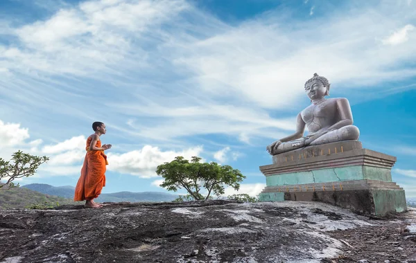 Monge noviço orando ao Buda no Templo de Phrabuddhachay — Fotografia de Stock