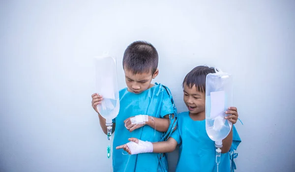 Niños enfermos en el hospital —  Fotos de Stock