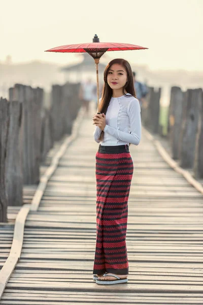 Mujer birmana sosteniendo paraguas rojo tradicional — Foto de Stock