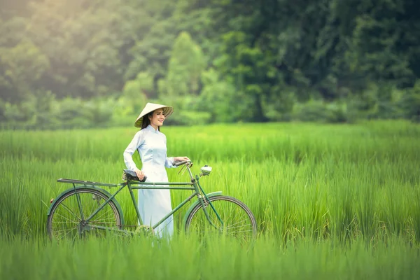 Porträtt av Vietnam flickor med Ao Dai — Stockfoto