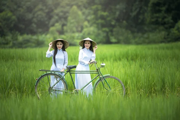 Retrato de chicas de Vietnam con Ao Dai —  Fotos de Stock