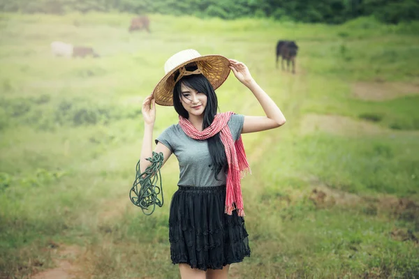 Mujer bonita tailandesa local que trabaja en tierras de cultivo — Foto de Stock