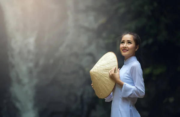 Porträt vietnamesischer Mädchen mit ao dai — Stockfoto