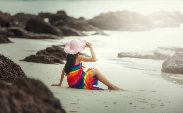 Happy woman enjoying beach relaxing joyful in summer — Stock Photo, Image