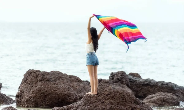 Mooi meisje met kleurrijke sjaal op het strand — Stockfoto