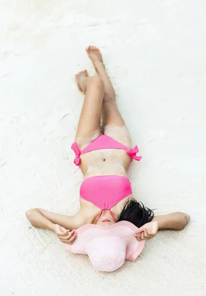 Beautiful young girl lying on the sand — Stock Photo, Image