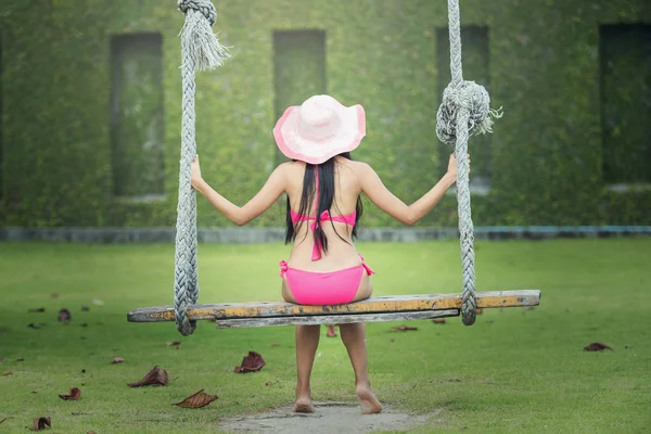 Vrouw ontspannen op het strand rustige tropische Concept — Stockfoto