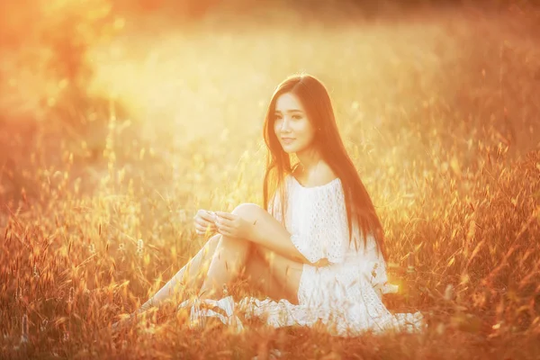 Skönhet romantisk flicka utomhus — Stockfoto