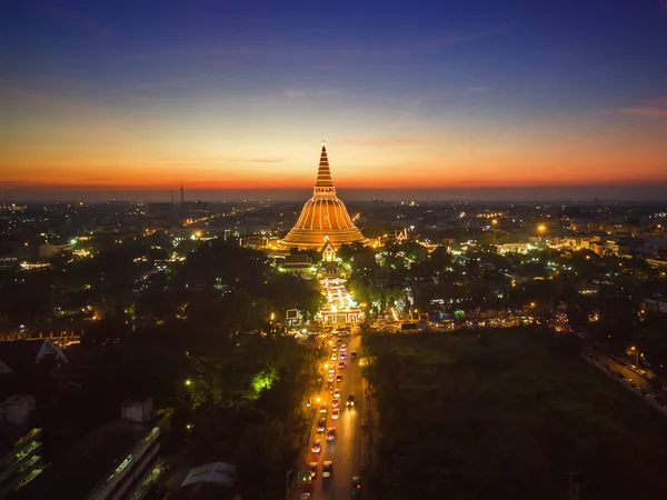 Pagode dourado Phra Pathom Chedi por do sol — Fotografia de Stock