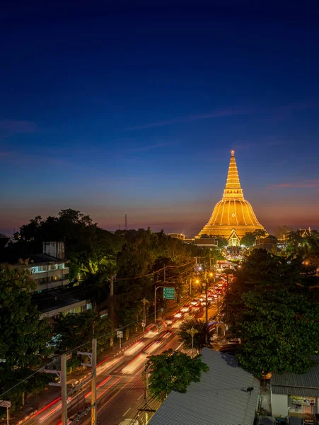 Złota pagoda Phra Pathom Chedi zachód słońca — Zdjęcie stockowe