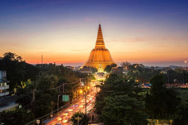 Pagode dorée Phra Pathom Chedi coucher de soleil — Photo