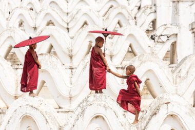 Myanmar 'daki Birmanyalı Budist rahipler
