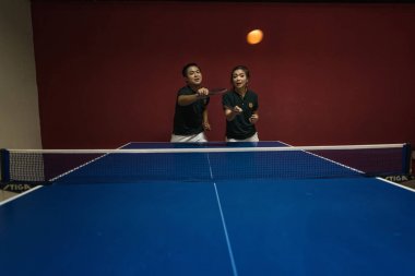 Ping pong ping pong kürekler ile eğleniyor oynayan gençlerin çiftler